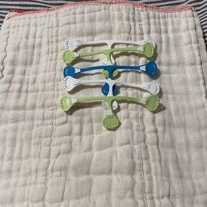 Cloth eeze prefolds and Snappis